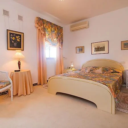 104205) Casa En Con Aire Acondicionado, Aparcamiento, Terraza, Jardin Fuengirola