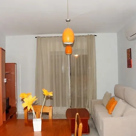 104205) Casa En Con Aire Acondicionado, Aparcamiento, Terraza, Jardin