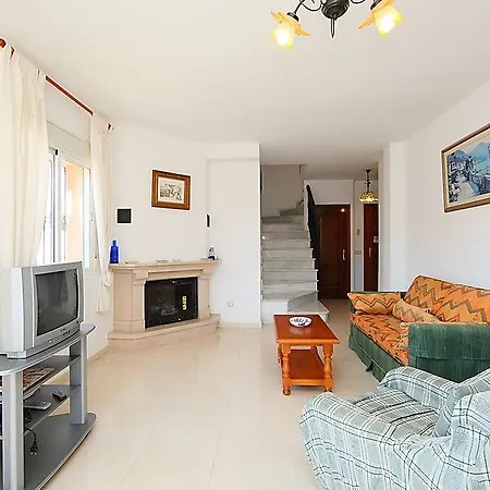 104205) Casa En Con Aire Acondicionado, Aparcamiento, Terraza, Jardin