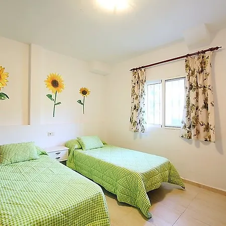 104205) Casa En Con Aire Acondicionado, Aparcamiento, Terraza, Jardin * Fuengirola