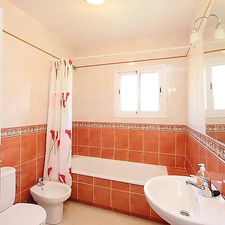 104205) Casa En Con Aire Acondicionado, Aparcamiento, Terraza, Jardin Hotel